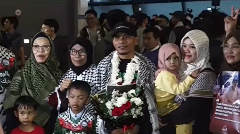 Relawan kemanusiaan Indonesia Asad Aras Muhammad tiba di Bandara Soekarno-Hatta usai menjalani penahanan saat misi solidaritas menuju Gaza dan disambut haru keluarga.