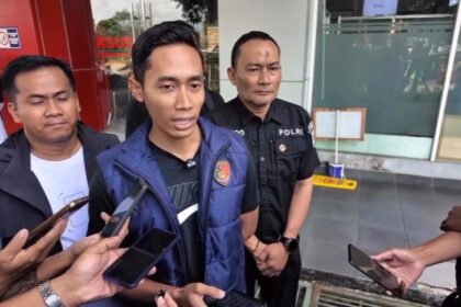 Satu keluarga ditemukan meninggal di tempat wisata Temanggung, polisi dalami penyebab kematian yang masih misterius.