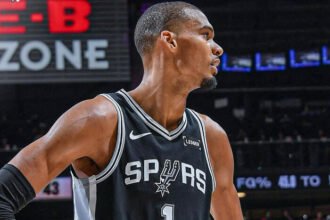 Wembanyama tampil brutal di lapangan, tapi justru jadi sorotan karena wawancara super singkatnya. Spurs hidupkan asa ke Game 7, Thunder siap balas di kandang.
