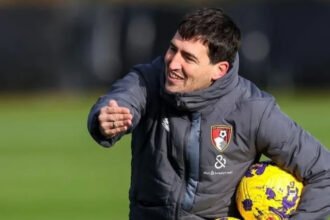 Bayer Leverkusen mempercepat negosiasi dengan Andoni Iraola untuk posisi pelatih kepala, sementara Liverpool tetap mempertahankan Arne Slot meski performa tim menurun di musim 2025/2026.