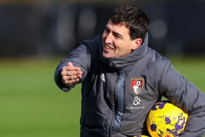 Bayer Leverkusen mempercepat negosiasi dengan Andoni Iraola untuk posisi pelatih kepala, sementara Liverpool tetap mempertahankan Arne Slot meski performa tim menurun di musim 2025/2026.