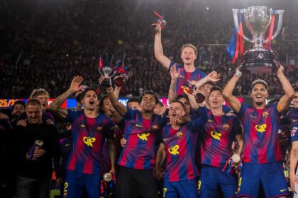 Barcelona memastikan gelar juara La Liga usai menundukkan Real Madrid 2-0 dalam laga El Clasico penuh emosi di Camp Nou.