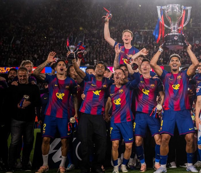 Barcelona memastikan gelar juara La Liga usai menundukkan Real Madrid 2-0 dalam laga El Clasico penuh emosi di Camp Nou.