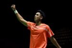 Alwi Farhan bikin kejutan besar di Singapore Open 2026 usai tumbangkan ranking 1 dunia Shi Yu Qi, sinyal kebangkitan tunggal putra Indonesia mulai terlihat.