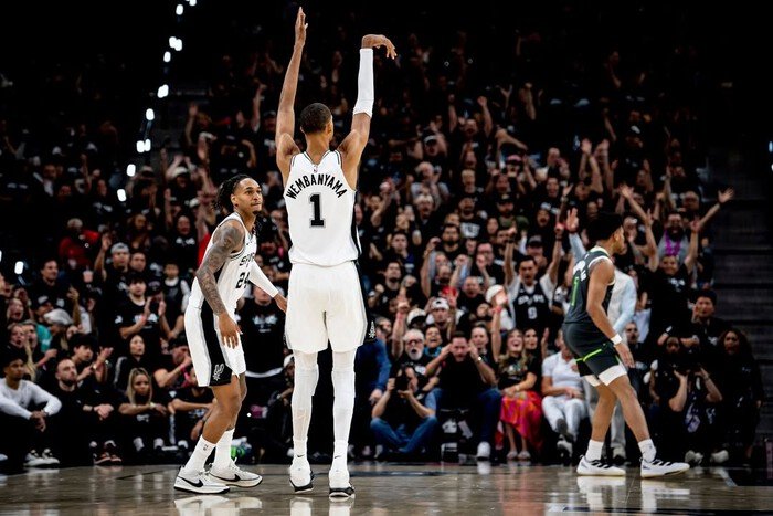 Spurs bangkit dengan kemenangan telak atas Timberwolves dan samakan kedudukan seri semifinal Wilayah Barat.