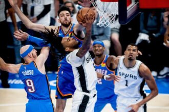 Tatapan dingin Wembanyama saat SGA angkat trofi MVP berubah jadi amukan di lapangan, Spurs langsung kirim pesan keras ke Thunder di Game 1.