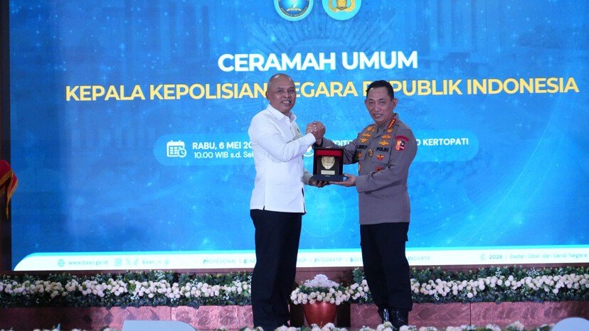 Kapolri Jenderal Listyo Sigit Prabowo menerima penghargaan Adhi Bhakti Senapati dari BSSN sebagai bentuk apresiasi atas kontribusinya dalam memperkuat keamanan siber dan sinergi pertahanan digital nasional.
