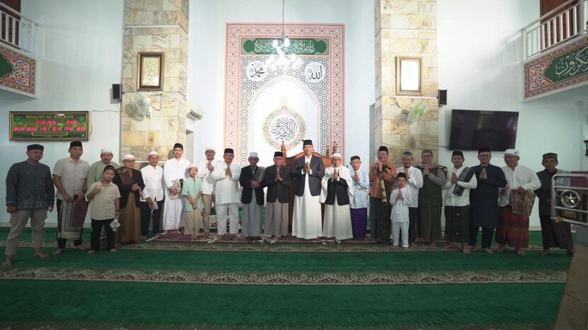 Perum BULOG memaknai Idul Adha 1447 H sebagai momentum memperkuat semangat pengorbanan, kepedulian sosial, dan komitmen menjaga ketahanan pangan nasional melalui ibadah qurban dan kebersamaan keluarga besar perusahaan.
