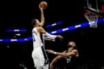 Insiden siku Victor Wembanyama picu kontroversi, namun justru menjaga tensi panas semifinal Barat NBA.
