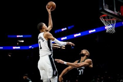 Insiden siku Victor Wembanyama picu kontroversi, namun justru menjaga tensi panas semifinal Barat NBA.