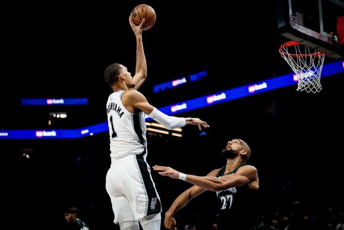Insiden siku Victor Wembanyama picu kontroversi, namun justru menjaga tensi panas semifinal Barat NBA.