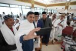Mas Kawe bersama Wakil Menteri Haji dan Umrah Dahnil Anzar Simanjuntak melepas ribuan jamaah haji asal Jember di Bandara Juanda Surabaya menuju Tanah Suci.