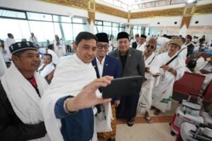 Mas Kawe bersama Wakil Menteri Haji dan Umrah Dahnil Anzar Simanjuntak melepas ribuan jamaah haji asal Jember di Bandara Juanda Surabaya menuju Tanah Suci.