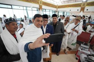 Mas Kawe bersama Wakil Menteri Haji dan Umrah Dahnil Anzar Simanjuntak melepas ribuan jamaah haji asal Jember di Bandara Juanda Surabaya menuju Tanah Suci.