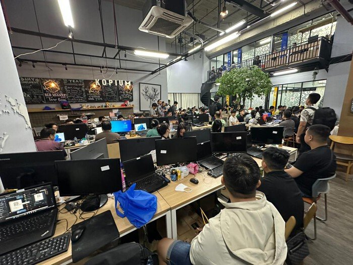 321 WNA pelaku judi online internasional dipindahkan ke sejumlah kantor imigrasi untuk pemeriksaan lanjutan oleh aparat gabungan.