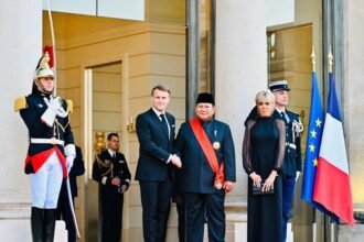 Prabowo-Macron tampil hangat dalam jamuan kenegaraan di Istana Elysee, mempertegas hubungan strategis Indonesia-Prancis.
