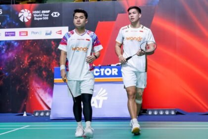 Leo/Daniel menjaga harapan Indonesia di Thailand Open 2026 setelah melaju ke semifinal dan bersiap menghadapi pasangan China, He Ji Ting/Ren Xiang Yu, dalam duel penuh misi balas dendam.
