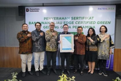 PT Patra Jasa resmi meraih sertifikasi EDGE Certified Green untuk Grha Pertamina sebagai langkah strategis memperkuat implementasi ESG dan operasional ramah lingkungan.
