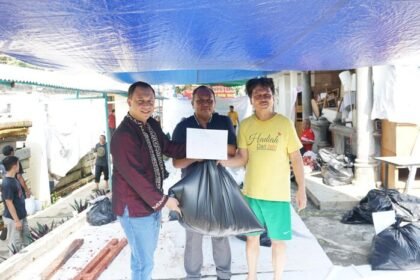 Patra Semarang Hotel & Convention menyalurkan 550 paket daging kurban kepada warga sekitar dalam momentum Iduladha 1447 Hijriah sebagai bentuk kepedulian sosial dan penguatan kebersamaan masyarakat.