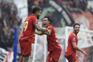 Persija tampil dominan dan menutup musim dengan kemenangan telak atas Semen Padang di JIS.