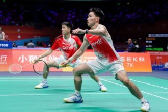 Cedera lutut kiri membuat Raymond Indra/Nikolaus Joaquin batal tampil di Singapore Open 2026 demi fokus pemulihan menuju Indonesia Open di Istora Senayan.