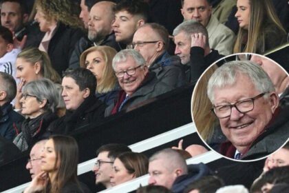 Legenda Manchester United, Sir Alex Ferguson, dilarikan ke rumah sakit saat pertandingan melawan Liverpool berlangsung, namun kondisi dilaporkan stabil dan tidak darurat.