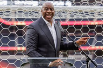 Daftar pemain NBA terkaya 2026 memperlihatkan dominasi legenda basket dalam membangun kerajaan bisnis bernilai miliaran dolar di luar lapangan.