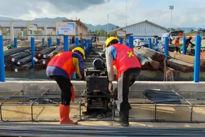 Proyek Sekolah Rakyat Pacitan terus dikebut dengan sistem kerja tiga shift demi mengejar target penyelesaian pada Juni 2026.
