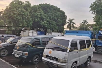 Kasus penyelewengan BBM subsidi di Bogor terungkap setelah polisi menemukan praktik penggantian barcode dan pelat nomor kendaraan untuk membeli Solar dan Pertalite secara berulang di SPBU.