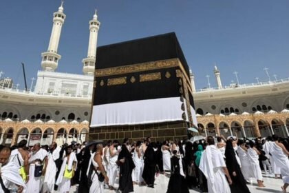 PPIH Medan batalkan keberangkatan dua calon haji akibat gangguan mental demi keselamatan penerbangan.