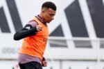 Mbappe tegaskan tetap di Real Madrid meski konflik dengan pelatih memanas, Mourinho ikut bereaksi.