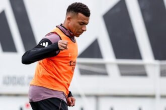 Mbappe tegaskan tetap di Real Madrid meski konflik dengan pelatih memanas, Mourinho ikut bereaksi.