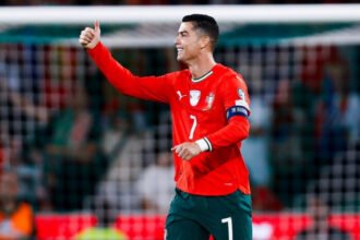 Kemungkinan Cristiano Ronaldo tampil di Piala Dunia 2030 mulai dibahas serius setelah pelatih Portugal Roberto Martinez memberikan sinyal kuat soal masa depan sang megabintang.