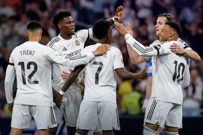 Real Madrid menghadapi krisis serius setelah dua musim tanpa gelar, dipicu lemahnya perencanaan skuad, konflik internal, dan kegagalan membangun keseimbangan tim.