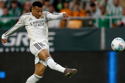 Kylian Mbappe dipastikan tetap bertahan di Real Madrid meski Los Blancos mengalami musim penuh tekanan dan terancam tanpa gelar.