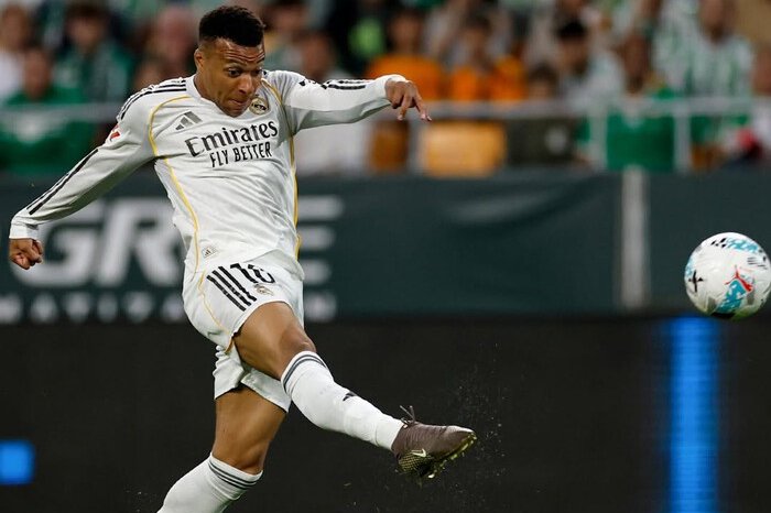 Kylian Mbappe dipastikan tetap bertahan di Real Madrid meski Los Blancos mengalami musim penuh tekanan dan terancam tanpa gelar.