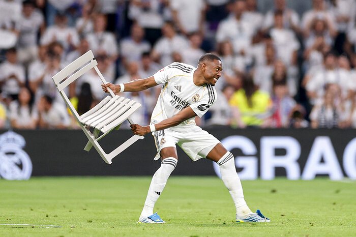 Real Madrid dikabarkan menjadikan Josko Gvardiol sebagai target transfer utama Jose Mourinho untuk memperkuat lini pertahanan pada musim depan.