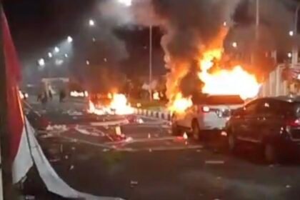Kekalahan Persipura Picu Kerusuhan dan Aksi Bakar Mobil di Stadion Lukas Enembe