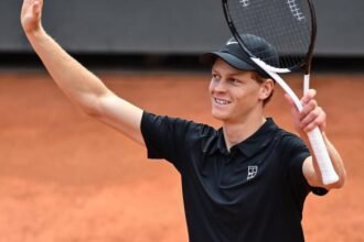 Jannik Sinner sukses melewati drama semifinal dua hari di Italian Open 2026 dan kini hanya selangkah lagi mengukir sejarah Career Golden Masters.