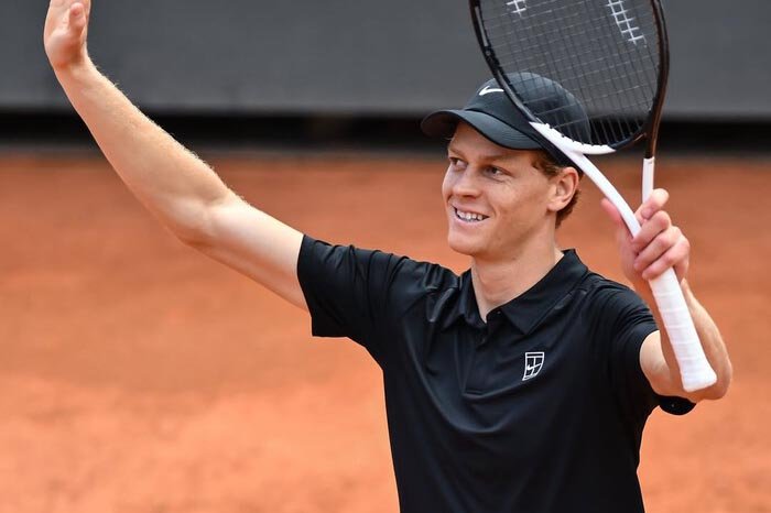 Jannik Sinner sukses melewati drama semifinal dua hari di Italian Open 2026 dan kini hanya selangkah lagi mengukir sejarah Career Golden Masters.