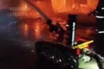 Robot pemadam kebakaran diterjunkan saat kebakaran gudang bahan kimia di Kalideres, Jakarta Barat, akibat ancaman asap beracun dan ledakan gas.