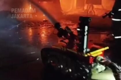 Robot pemadam kebakaran diterjunkan saat kebakaran gudang bahan kimia di Kalideres, Jakarta Barat, akibat ancaman asap beracun dan ledakan gas.