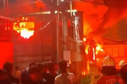 Kebakaran gudang di Kalideres, Jakarta Barat, diwarnai ledakan beruntun yang diduga berasal dari bahan kimia dan gas di dalam bangunan.