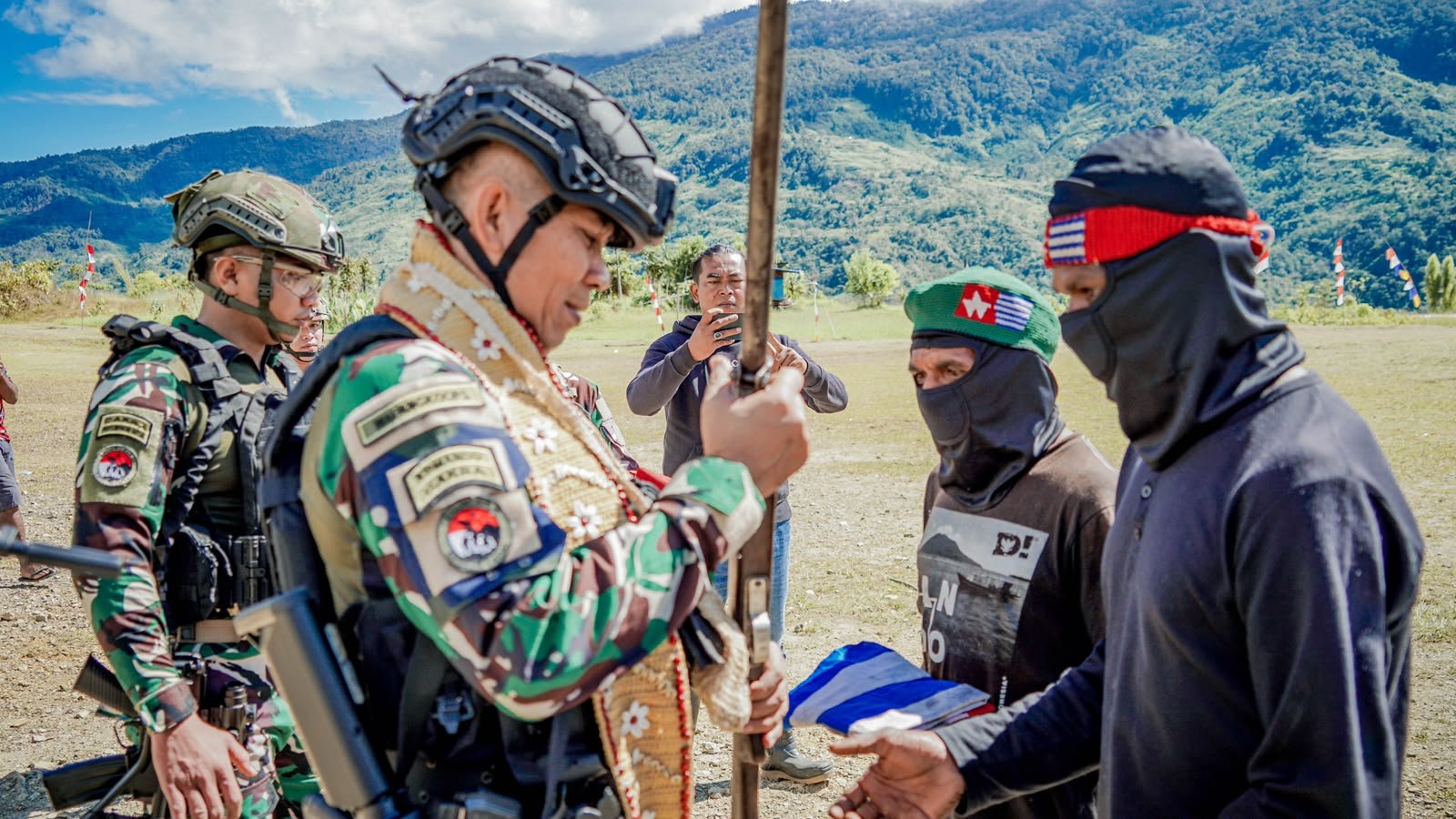 8 Anggota OPM Kiwirok Serahkan Senjata dan Kembali ke Pangkuan NKRI 2 8 Anggota OPM Kiwirok Serahkan Senjata dan Kembali ke Pangkuan NKRI