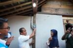 Menteri ESDM Bahlil Lahadalia melakukan penyalaan simbolis listrik bagi penerima Program Bantuan Pasang Baru Listrik (BPBL)