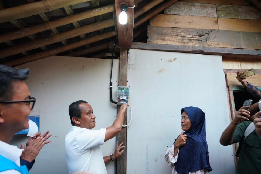 Menteri ESDM Bahlil Lahadalia melakukan penyalaan simbolis listrik bagi penerima Program Bantuan Pasang Baru Listrik (BPBL)