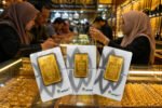 Harga emas Antam hari ini, Senin 15 Juni 2026, naik Rp18.000 menjadi Rp2,729 juta per gram. Harga buyback juga menguat ke level Rp2,5 juta per gram. Simak daftar harga emas Antam terbaru lengkap semua pecahan.