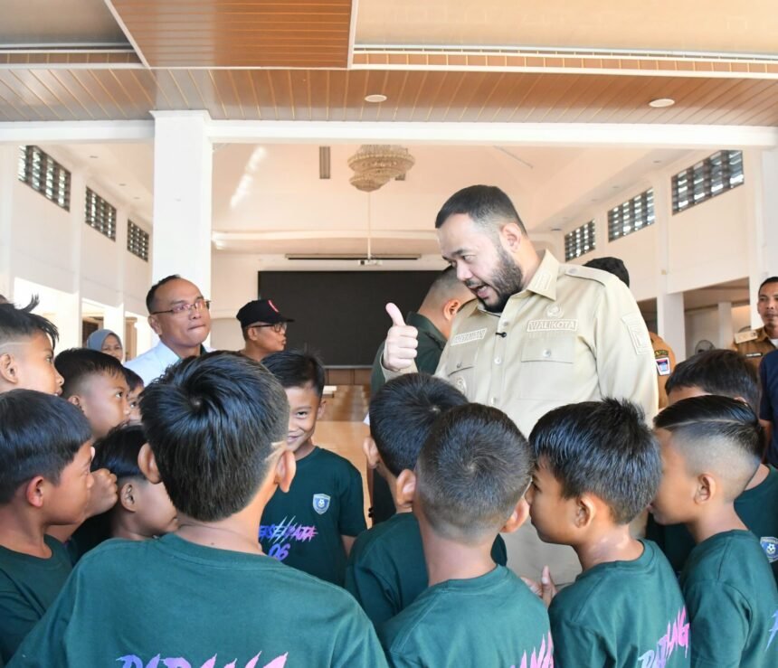 Dukung "Padang Juara", Wali Kota Padang Fadly Amran Lepas SSB Persepaja 06 ke Piala Dunia Anak Indonesia 2026