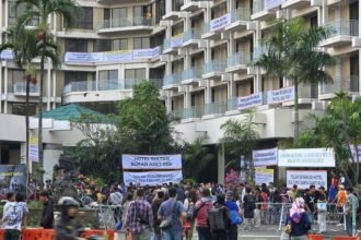 Eksekusi Hotel Sultan Ricuh, Aparat Dihujani Batu saat Pengosongan Lahan Negara