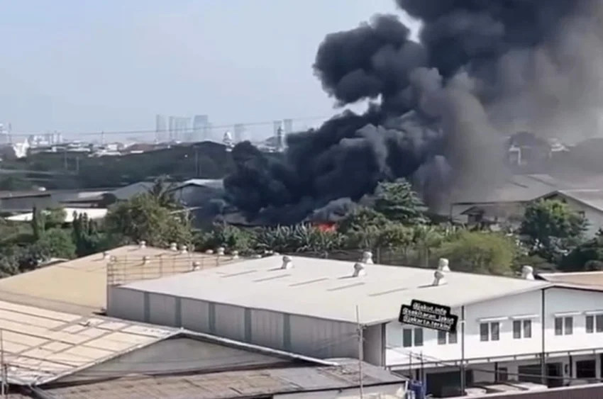 Gudang di Pluit Terbakar, 14 Unit Pemadam Dikerahkan